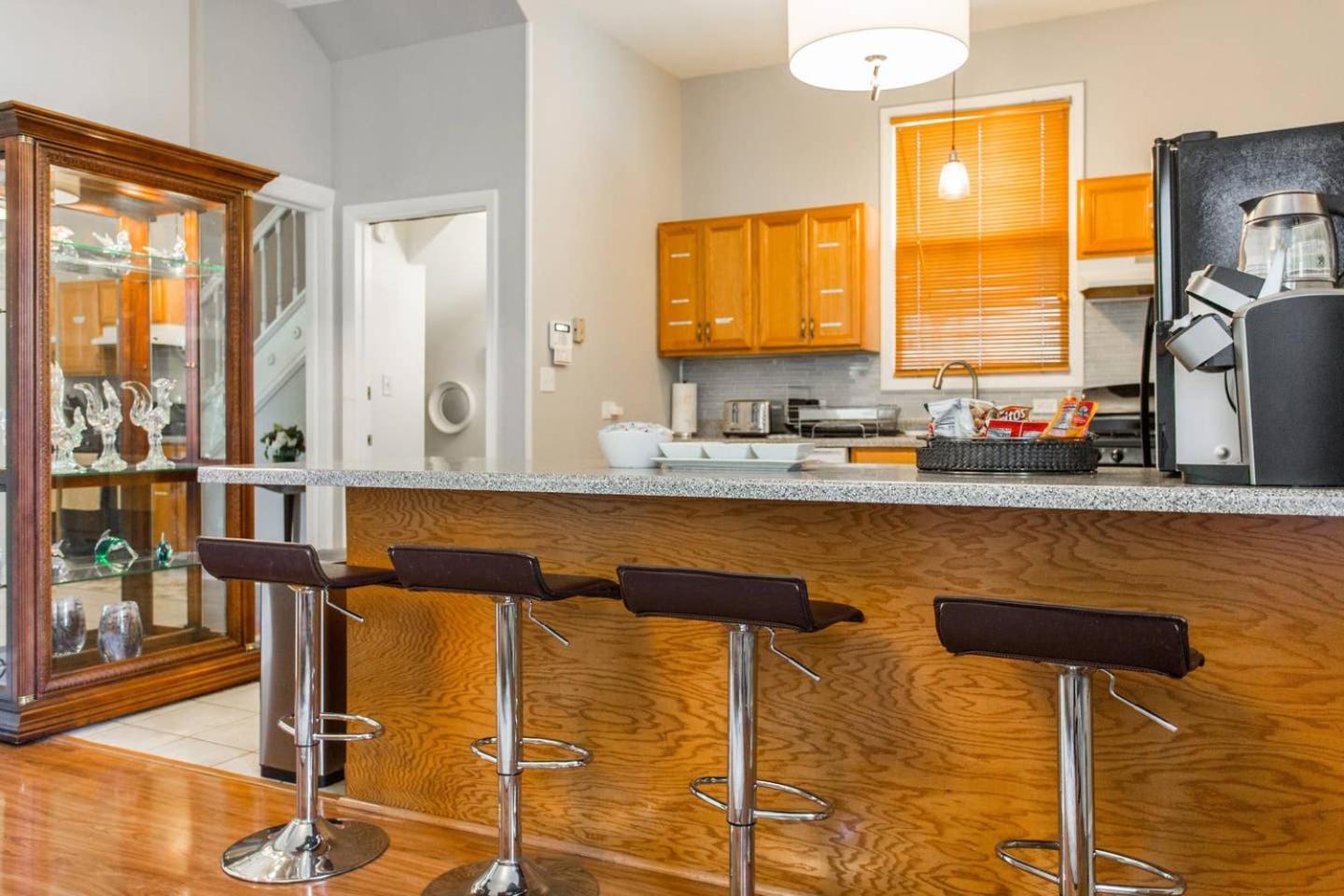 4 bedroom/1.5 bath/2 car garage home (3 King beds) Main image 2
